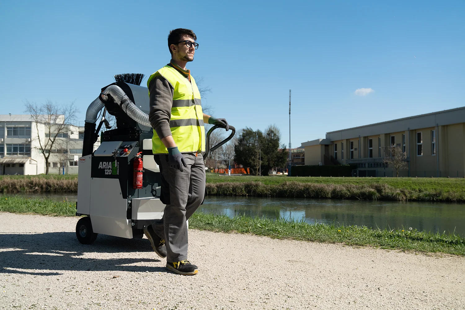 Aria 120 in gebruik langs kanaal