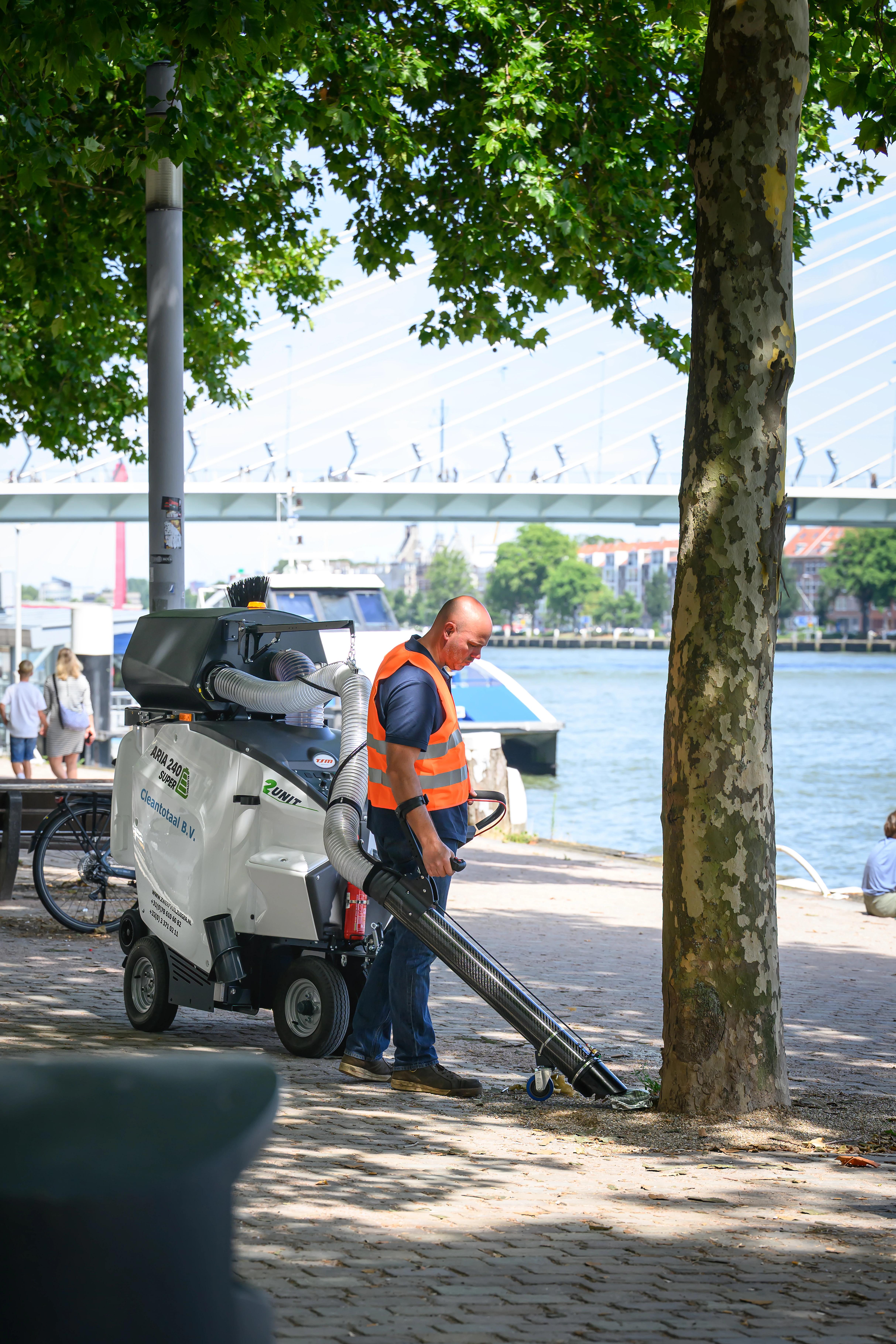 Aria 240 elektrische reinigingsmachine in parkgebied langs de Maas