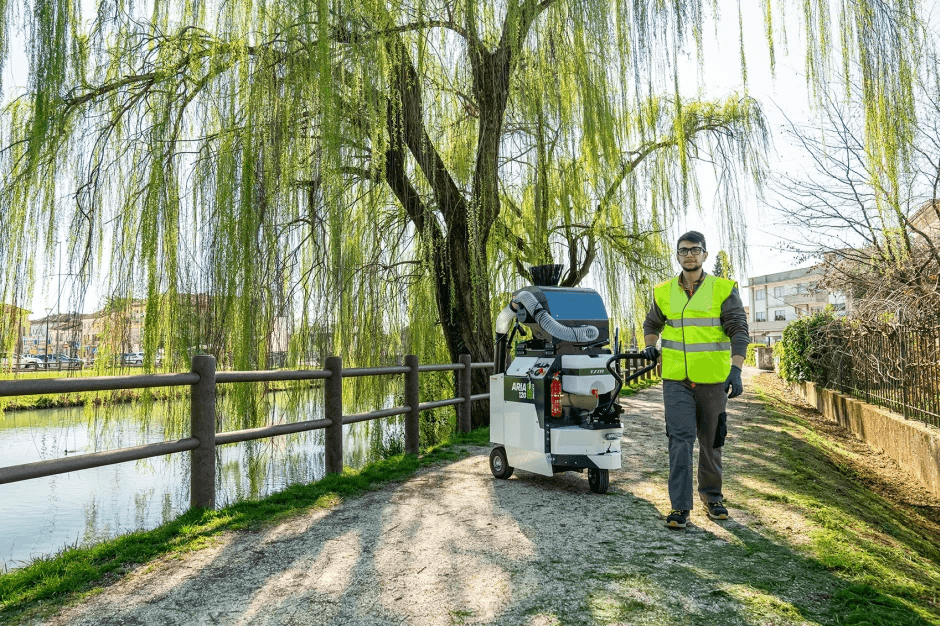 Aria 120 bij waterweg met wilgenbomen