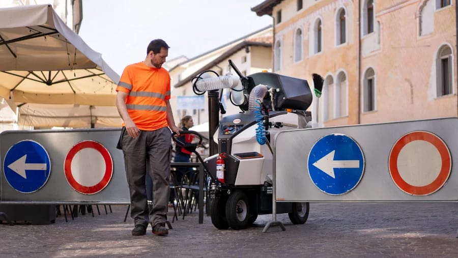 Aria 240 strak ontwerp in stedelijke omgeving