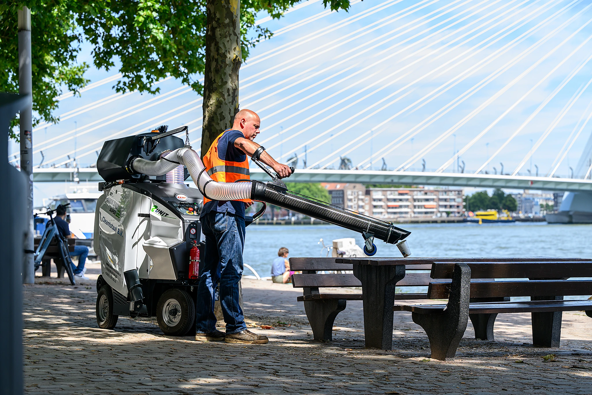 Professionele reinigingsmachine in actie bij Erasmusbrug